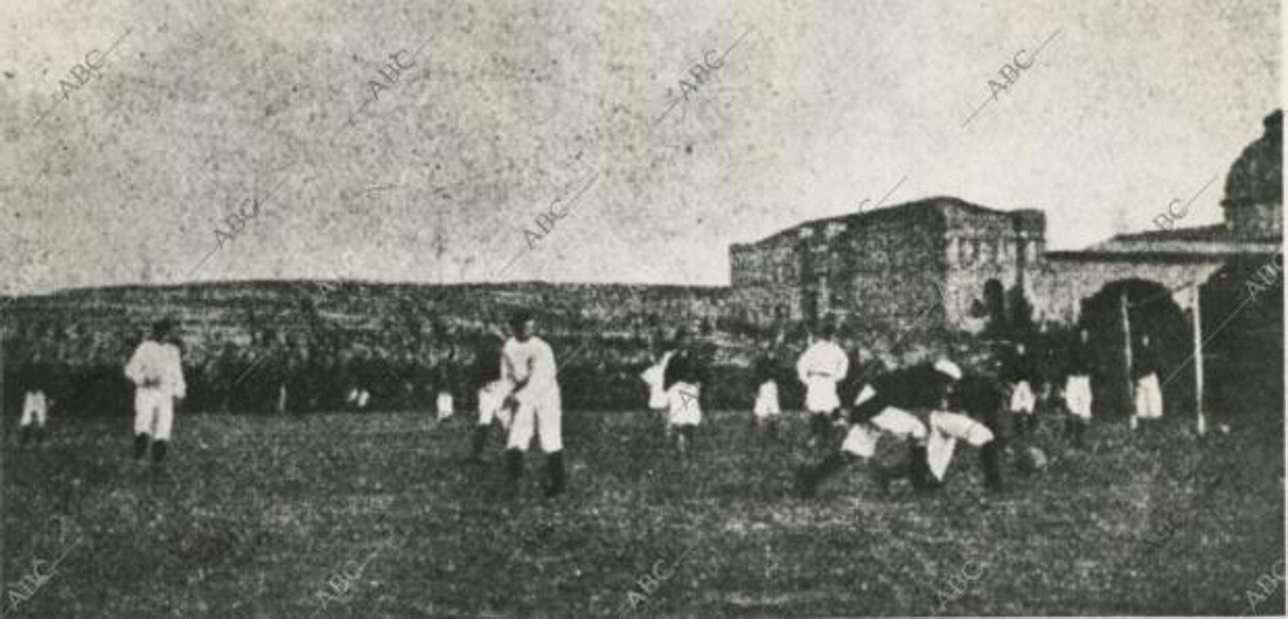 El primer «Clásico» del fútbol español. La mañana del 13 de mayo de 1902, en el Hipódromo de la Castellana en Madrid, tuvo lugar el primer Real Madrid F.C. (por aquel entonces «Madrid Foot-ball Club») y el F.C. Barcelona, el partido terminó con la victoria visitante por 1 a 3